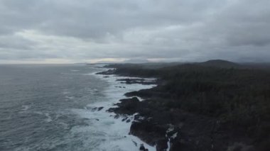 Güzel deniz manzarası canlı kış gün doğumu sırasında Pasifik Okyanusu sahilinde hava görünümünü. Estevan ve Ucluelet Vancouver Adası, British Columbia, Kanada yakın alınan.