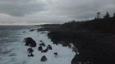 Güzel deniz manzarası canlı kış gün doğumu sırasında Pasifik Okyanusu sahilinde hava görünümünü. Estevan ve Ucluelet Vancouver Adası, British Columbia, Kanada yakın alınan.