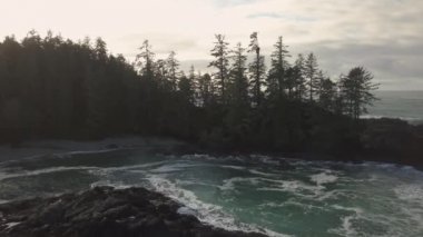 Güzel deniz manzarası canlı kış gün doğumu sırasında Pasifik Okyanusu sahilinde hava görünümünü. Estevan ve Ucluelet Vancouver Adası, British Columbia, Kanada yakın alınan.