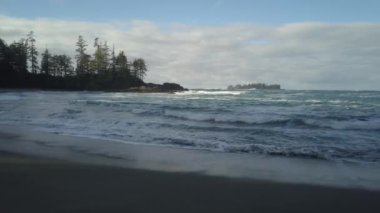 Güzel deniz manzarası canlı kış gün doğumu sırasında Pasifik Okyanusu sahilinde hava görünümünü. Estevan ve Ucluelet Vancouver Adası, British Columbia, Kanada yakın alınan.