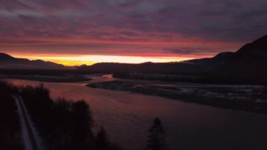 Donmuş bir Nehri yakınında çarpıcı ve renkli kış günbatımı hava görünümünü. Alınan Chilliwack, East of Vancouver, British Columbia, Kanada.