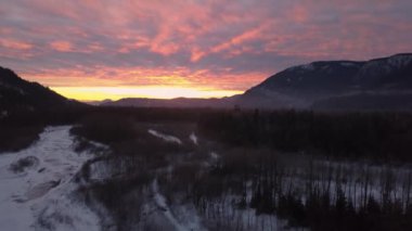 Donmuş bir Nehri yakınında çarpıcı ve renkli kış günbatımı hava görünümünü. Alınan Chilliwack, East of Vancouver, British Columbia, Kanada.