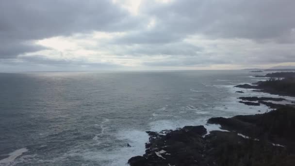 Luftaufnahme Der Wunderschönen Meereslandschaft Der Pazifikküste Während Eines Lebendigen Wintersonnenaufgangs — Stockvideo