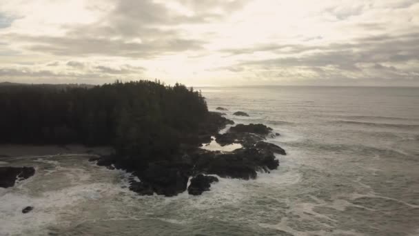 Luchtfoto Van Prachtige Zeegezicht Aan Kust Van Stille Oceaan Tijdens — Stockvideo