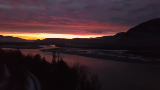 Donmuş Bir Nehri Yakınında Çarpıcı Renkli Kış Günbatımı Hava Görünümünü — Stok video