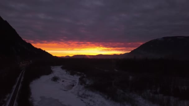 Letecký Pohled Výrazné Barevné Zimní Západ Slunce Zamrzlé Řeky Vyfocené — Stock video
