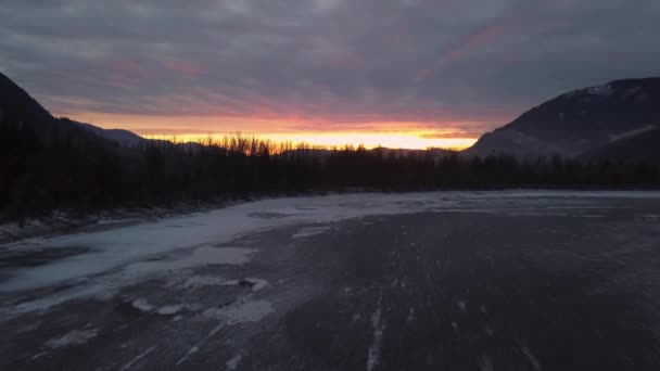 Vista Aérea Llamativa Colorida Puesta Sol Invernal Cerca Río Congelado — Vídeo de stock