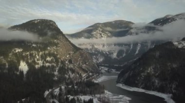 Vancouver Kuzey kıyıya yakın yerde Howe ses, British Columbia, Kanada dağlarında aslan görünümünü hava manzara.