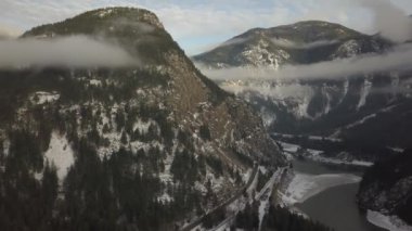 Vancouver Kuzey kıyıya yakın yerde Howe ses, British Columbia, Kanada dağlarında aslan görünümünü hava manzara.