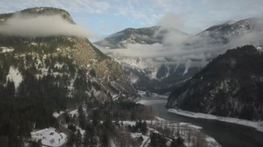 Vancouver Kuzey kıyıya yakın yerde Howe ses, British Columbia, Kanada dağlarında aslan görünümünü hava manzara.