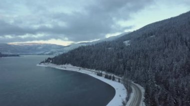 Güzel bir Mara göle bir kış sabahı sırasında hava görüntüleri. British Columbia, Kanada iç çekilmiş.
