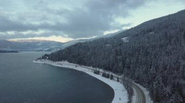 Güzel bir Mara göle bir kış sabahı sırasında hava görüntüleri. British Columbia, Kanada iç çekilmiş.