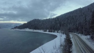 Güzel bir Mara göle bir kış sabahı sırasında hava görüntüleri. British Columbia, Kanada iç çekilmiş.