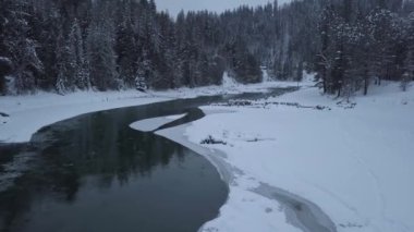 Havadan görünümü Kanada manzara kış döneminde akan güzel bir nehir. British Columbia, Kanada iç çekilmiş.