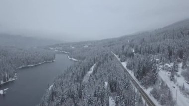 Kış aylarında hava görünümünü Kootenay nehir ve Kanada manzara. Nelson, British Columbia, Kanada alınan.