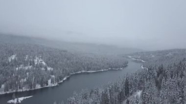 Kış aylarında hava görünümünü Kootenay nehir ve Kanada manzara. Nelson, British Columbia, Kanada alınan.