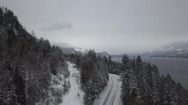 Havadan görünümü kar kış döneminde Kootenay göl kıyısında geçen otoyol kapalı. British Columbia, Kanada iç çekilmiş.