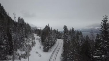 Havadan görünümü kar kış döneminde Kootenay göl kıyısında geçen otoyol kapalı. British Columbia, Kanada iç çekilmiş.