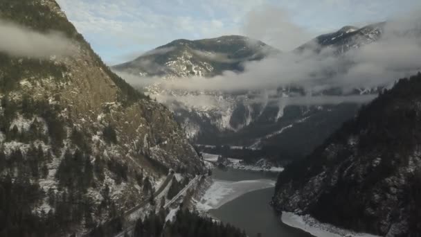 バンクーバー北海岸ハウ音 ブリティッシュ コロンビア州 カナダの近くでライオン山の空中風景を見る — ストック動画