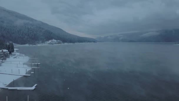 カナダの冬の景色の空中パノラマ ビュー クートネー ブリティッシュ コロンビア州 カナダ Balfour ネルソン周辺で撮影 — ストック動画