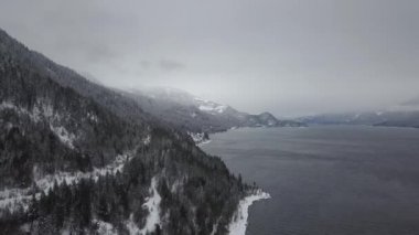 Havadan görünümü kar kış döneminde Kootenay göl kıyısında geçen otoyol kapalı. British Columbia, Kanada iç çekilmiş.