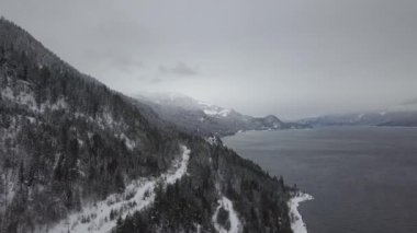 Havadan görünümü kar kış döneminde Kootenay göl kıyısında geçen otoyol kapalı. British Columbia, Kanada iç çekilmiş.