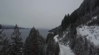 Havadan görünümü kar kış döneminde Kootenay göl kıyısında geçen otoyol kapalı. British Columbia, Kanada iç çekilmiş.