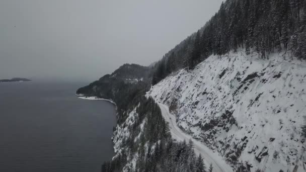 Luchtfoto Van Sneeuw Bedekt Snelweg Langs Het Kootenay Meer Winter — Stockvideo