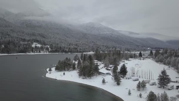 鸟瞰美丽的加拿大冬季景观 拍摄于 Balfour 靠近纳尔逊 不列颠哥伦比亚省 加拿大 — 图库视频影像