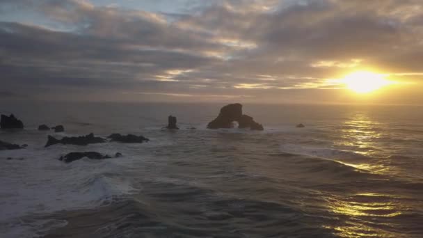 Luftaufnahme Der Wunderschönen Pazifikküste Während Eines Pulsierenden Sonnenuntergangs Aufgenommen Oregon — Stockvideo