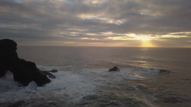 Flygfoto Över Det Vackra Stilla Havet Kusten Pulserande Solnedgång Tagit — Stockvideo