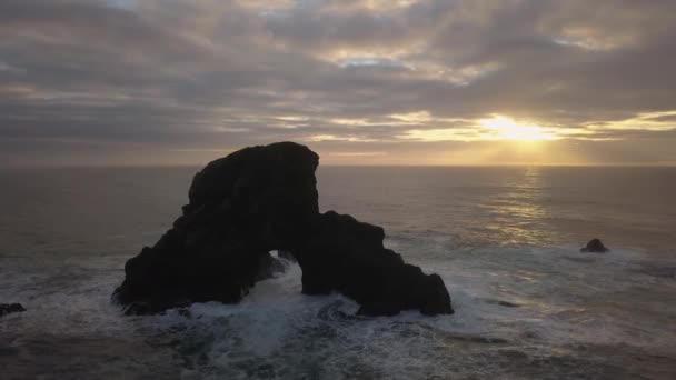 Luftaufnahme Der Wunderschönen Pazifikküste Während Eines Pulsierenden Sonnenuntergangs Aufgenommen Oregon — Stockvideo