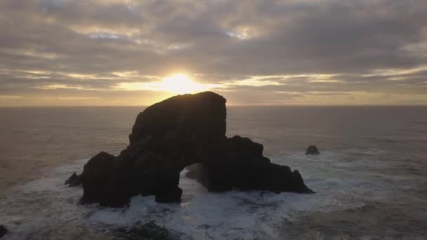 Luftaufnahme Der Wunderschönen Pazifikküste Während Eines Pulsierenden Sonnenuntergangs Aufgenommen Oregon — Stockvideo