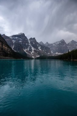 Bulutlu ve yağmurlu bir akşam sırasında güzel Kanada Rocky Dağları. Alınan buzultaş gölde, Banff National Park, Alberta, Kanada.