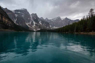 Bulutlu ve yağmurlu bir akşam sırasında güzel Kanada Rocky Dağları. Alınan buzultaş gölde, Banff National Park, Alberta, Kanada.