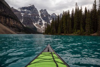 Buzul su kaplı güzel Kanada Rocky Dağları tarafından kayak. Alınan buzultaş gölde, Banff National Park, Alberta, Kanada.