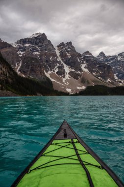 Buzul su kaplı güzel Kanada Rocky Dağları tarafından kayak. Alınan buzultaş gölde, Banff National Park, Alberta, Kanada.
