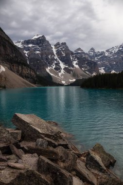 Bulutlu ve yağmurlu bir akşam sırasında güzel Kanada Rocky Dağları. Alınan buzultaş gölde, Banff National Park, Alberta, Kanada.