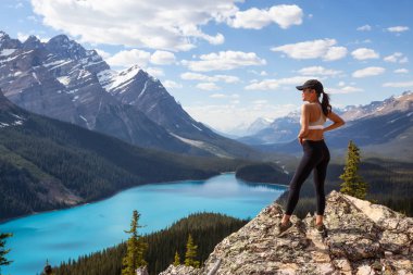 Genç kız güzel Kanada Rocky Dağları manzara manzarayı bir canlı güneşli yaz gün boyunca. Peyto Lake, Banff National Park, Alberta, Kanada alınan.