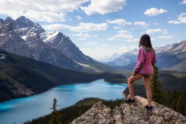 Genç kız güzel Kanada Rocky Dağları manzara manzarayı bir canlı güneşli yaz gün boyunca. Peyto Lake, Banff National Park, Alberta, Kanada alınan.
