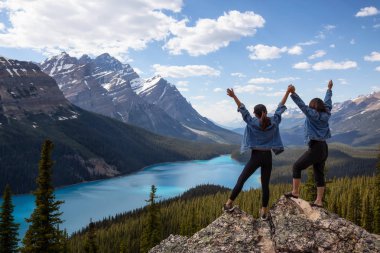 Çift arkadaşlar bir canlı güneşli yaz gün boyunca güzel Kanada Rocky Dağları manzara manzara tadını çıkarıyor. Peyto Lake, Banff National Park, Alberta, Kanada alınan.