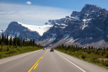 Güneşli bir yaz gününde Kanada Kayalıkları 'nda manzaralı bir yol. Icefields Parkway, Banff Ulusal Parkı, Alberta, Kanada.