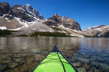 Bir buzul Göl canlı güneşli yaz gün boyunca kayak. Yay Gölü, Banff National Park, Alberta, Kanada alınan.