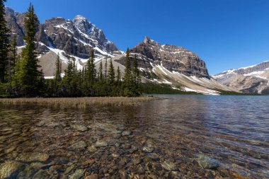 Buzul gölü bir canlı güneşli yaz gün boyunca. Yay Gölü, Banff National Park, Alberta, Kanada alınan.