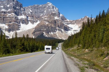 Icefields Parkway canlı güneşli yaz gün boyunca yolda. Banff National Park, Alberta, Kanada içinde alınan.