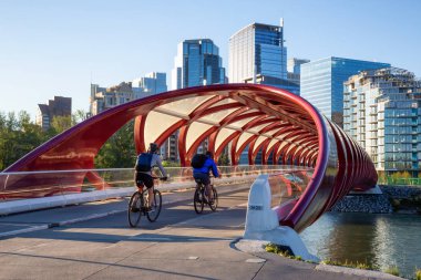 Calgary, Alberta, Kanada - 18 Haziran 2018: Barış Köprüsü üzerinden canlı yaz gün doğumu sırasında Bow Nehri.