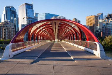 Calgary, Alberta, Kanada - 18 Haziran 2018: Barış Köprüsü üzerinden canlı yaz gün doğumu sırasında Bow Nehri.