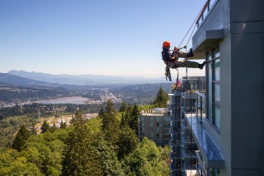 Burnaby dağ, Vancouver, British Columbia, Kanada - 011 Temmuz 2018: Yüksek doğmak ip access penceresi temiz bina bir sıcak güneşli yaz gün boyunca yıkama güçtür.