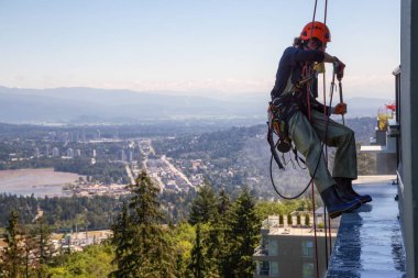 Burnaby dağ, Vancouver, British Columbia, Kanada - 011 Temmuz 2018: Yüksek doğmak ip access penceresi temiz bina bir sıcak güneşli yaz gün boyunca yıkama güçtür.