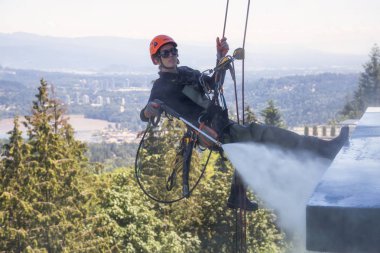 Burnaby dağ, Vancouver, British Columbia, Kanada - 011 Temmuz 2018: Yüksek doğmak ip access penceresi temiz bina bir sıcak güneşli yaz gün boyunca yıkama güçtür.